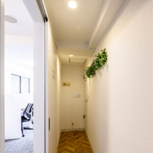 廊下は気分転換できるよう照明や装飾にこだわっています。